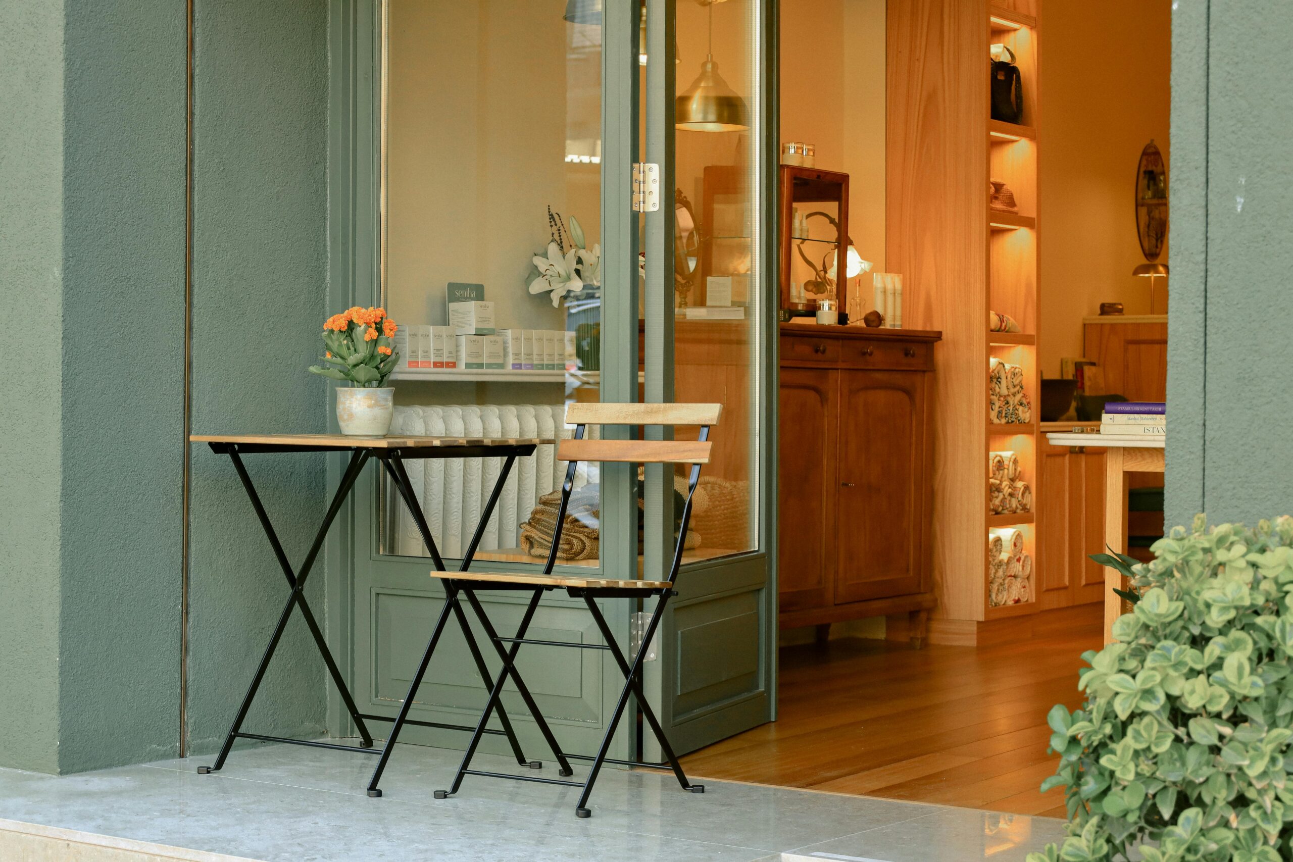 Inviting outdoor seating area with plants and warm lighting at a café in İstanbul, Türkiye.